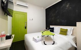 Urbanview Hotel Bizhome Artha Gading Boulevard By Reddoorz